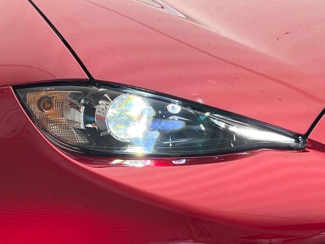 【LEDヘッドライト】悪天候や夜間走行時も良好な視界を確保し安心して運転できる高輝度LEDヘッドライトを装備！点灯速度が早く、消費電力も抑えられています。