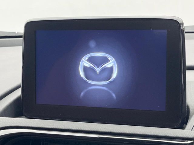 【マツダコネクト】車内の雰囲気にマッチした一体型タイプのディスプレイ。各種車輌設定やBluetooth再生等、様々な機能が楽しめます。専用SDカードのご購入で、ナビ機能も使用出来ます。