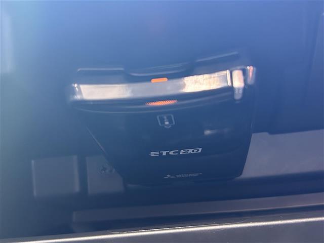 【ETC】有料道路を利用する際に料金所で停止することなく通過できる、ETC車載器（ノンストップ自動料金収受システム機器）が装備されています。セットアップを行うことで利用可能になります。