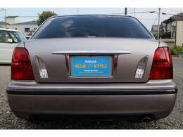 弊社の販売車両には、年式、走行距離に問わず無料の保証期間がついております。販売車両に自信があるからこそできると自負しております。もちろん納車前のオイル等の交換は全車必須です。