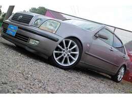 弊社の展示車両は一台一台時間をかけ、内装外装を仕上げております。外装の傷や内装の汚れは出来る範囲で目一杯きれいにしているつもりですが、画像などで気になる箇所がございましたら何なりとお申し付けください。