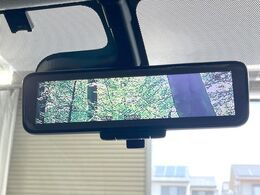 【インテリジェントルームミラー】後席の大きな荷物や同乗者で後方が確認しづらい時でも安心！カメラが撮影した車両後方の映像をルームミラー内に表示。クリアな視界で状況の確認が可能です！