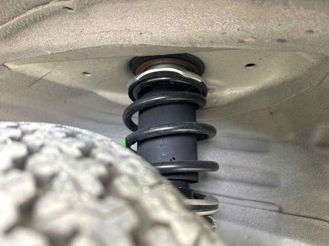 お車を安心してお乗りいただく為には、足回りの定期点検が欠かせません。サービスサポート（有償保証）では無料点検もご提供しており、安心のカーライフをお過ごしいただけるサポート体制が整っています。