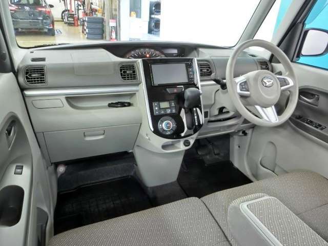 スイッチ類の配置まで考えられたインストルメントパネル、スッキリとしたデザインです。