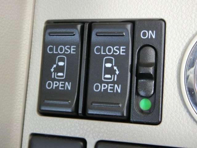 両側電動スライドドアがついてますので、小さなお子様、ご高齢の方には嬉しい装備です。