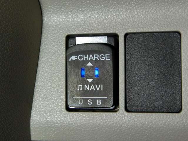 充電用USBジャックも付いて、携帯やオーディオ機器などの充電ができます。