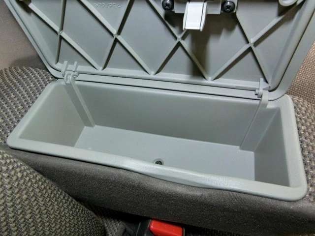大容量のセンターコンソールですので、収納にとっても便利です。