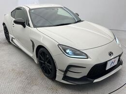 【TRDエアロ】人気のTRDエアロを装備！クルマの外観がよりスタイリッシュになり、街中で存在感あふれる1台に♪将来買い替える時にもリセールに影響しやすく、価値ある人気の装備です！