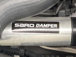 【SARD製ダンパー】高速走行時の車両安定性を向上させてくれる人気の装備。街乗りの乗り心地も犠牲にせず、スポーティな走行をお楽しみいただけます♪