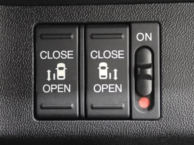 両側がパワースライドドアになっており、運転席のスイッチやスマートキーのボタンからでも開閉が可能です！狭い駐車場でのお子様の乗り降りに便利です！