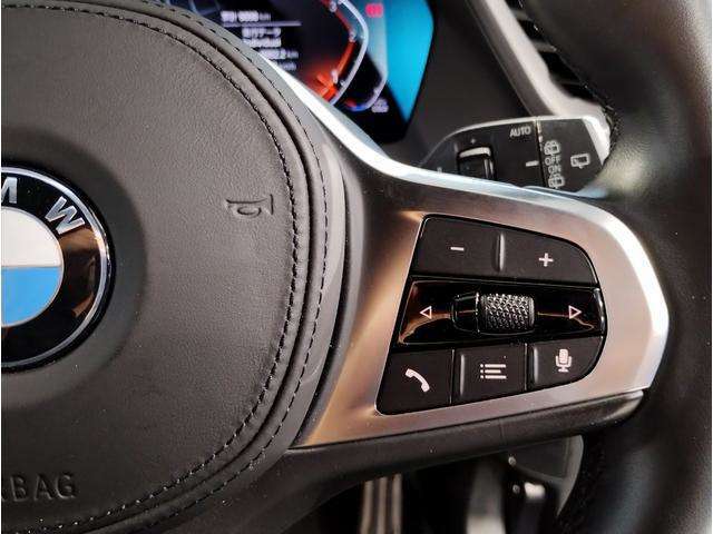 【ハンドル】ドライバーとBMW車の一体感がダイレクトに伝わるステアリングホイール。形状・太さへの拘りに加えて、操作性を高める為にスイッチ類も配置。クイックかつ安定のドライビングを体感下さい！