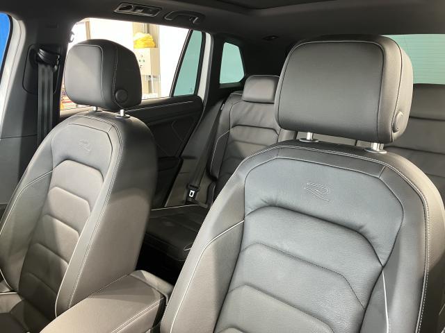 無段階調整式パワーシート　正しい乗車姿勢によって運転のしやすさと、万が一の際に乗員保護能力を最大限に高めます。