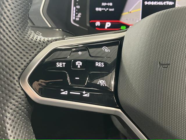 ◆クルーズコントロールにレーダーセンサーを組み合わせ、先行車を測定し設定されたスピードを上限に自動で加減速を行います。一定の車間距離を維持することで、長距離走行でのドライバーの疲労を低減させます。