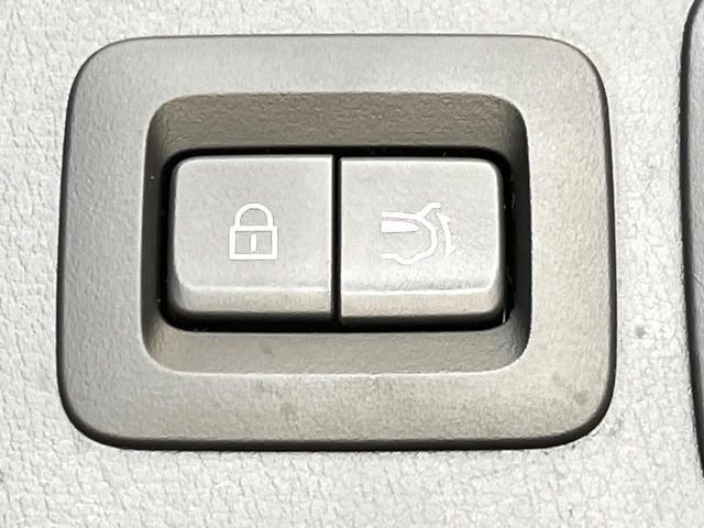 【パワーバックドア】スマートキーや運転席のボタンを押すだけでリアゲートが自動で開閉します！荷物を持っている時や、高い位置にあるバックドアを閉める際に便利な機能です♪