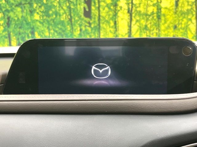【8.8インチマツダコネクト】車内の雰囲気にマッチした大型のディスプレイ。スマホ接続でのナビ使用やBluetooth再生等、様々な機能が楽しめます。直感的なダイヤル操作が可能で、使い勝手も良好です。