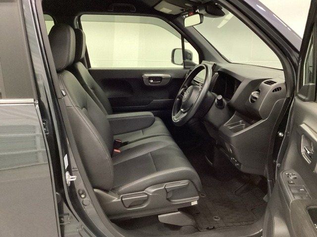 シートはフィット性も良く、楽な運転姿勢を保てます。
