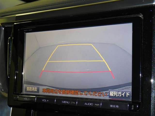 バックモニターも装備しております。バックギアに入れるとナビ画面に車の後方が映し出されます。これで後方確認も安心！