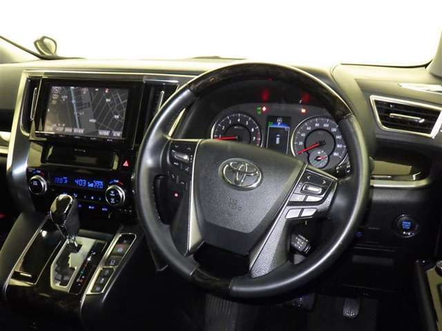 運転の際、常に目にする部分だけにシックで飽きのこないデザインが良いですね。