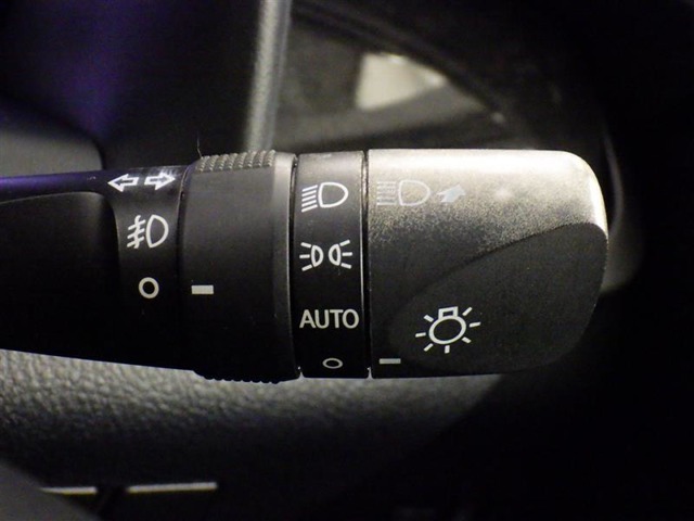 【オートライト】車外の明るさに応じて、自動的にライトの点灯・消灯をしてくれます。
