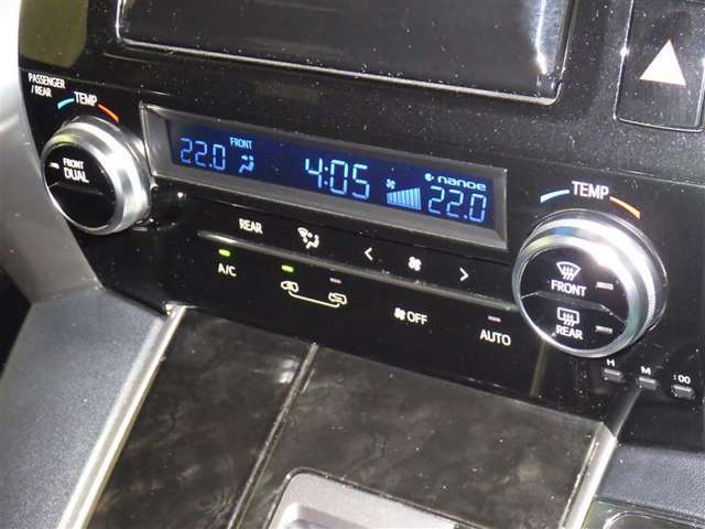 運転席・助手席・独立型オートエアコン。運転手とパートナー別々の温度設定が出来快適なドライブが楽しめます！！
