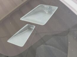 【スマートシティブレーキサポート】低速走行中に前方の車両等を認識し、衝突しそうな時は警報とブレーキで衝突回避と被害軽減をアシスト。より安全にドライブをお楽しみいただけます。