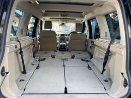 2列目シートを倒して頂くとフルフラットになります◎大きな荷物の乗せ下ろしが出来るのはもちろん、車中泊も出来ます。