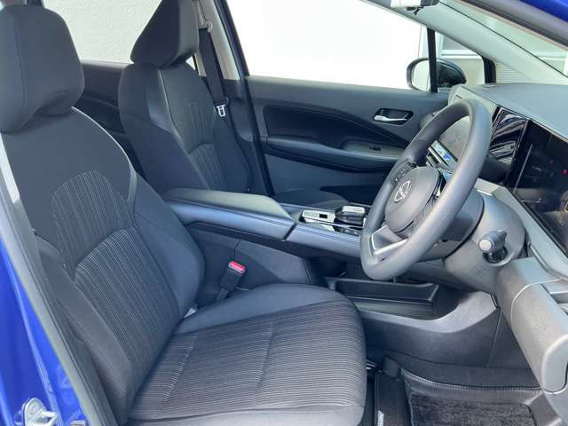 運転席も広々でゆったり気分で運転できます♪