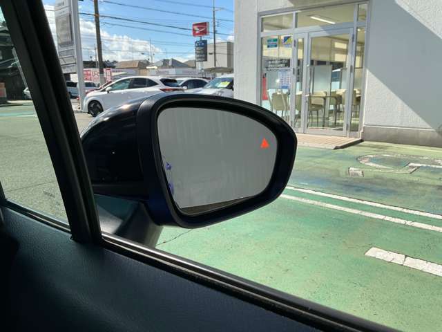 ミラーについたランプで車線変更や前向き駐車の出庫時にサポートしてくれます。