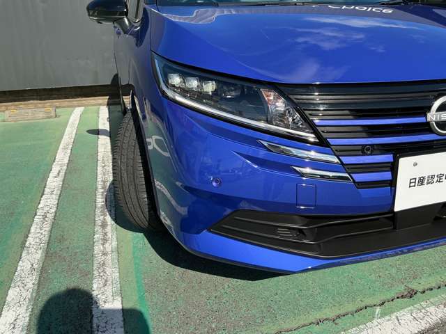 明るいLEDヘッドライトは対向車など検知して部分的にロービームになるアダプティブヘッドライトです。オートライト付きで消し忘れも安心です。