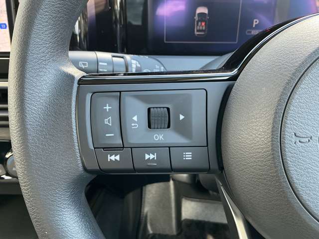 ナビの音量など車両情報を手元で操作できるハンドルスイッチ付き。