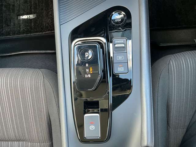 操作しやすいシフトレバー。電子パーキングでオートホールドにも対応。ワンペダルドライブモードもあります。