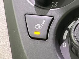 【シートヒーター】寒い日に重宝するシートヒーター！エアコンより早く温まってくれるので寒がりの人も安心ですね♪エアコンの温風は乾燥するから苦手、という方にもをおすすめです。