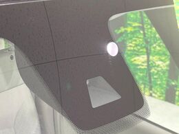 【三菱e-Assist】走行中に前方の車両等を認識し、衝突しそうな時は警報とブレーキで衝突回避と被害軽減をアシスト。より安全にドライブをお楽しみいただけます。