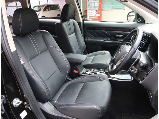 フロントシート　左右シートヒーター付き　運転席は電動のパワーシート　本革シート