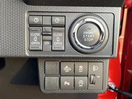 【両側電動スライドア】ボタンやリモコン操作、ハンドル操作により、電動でリアドアを開け閉めできる便利な機能です。ご年配のかたやお子様でも楽々乗り降りができます。