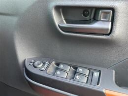 【パワーウィンドウ】運転席から全座席の窓の昇降操作が可能。お子様などの操作による予期せぬトラブルを防止できるロック機能もあります。