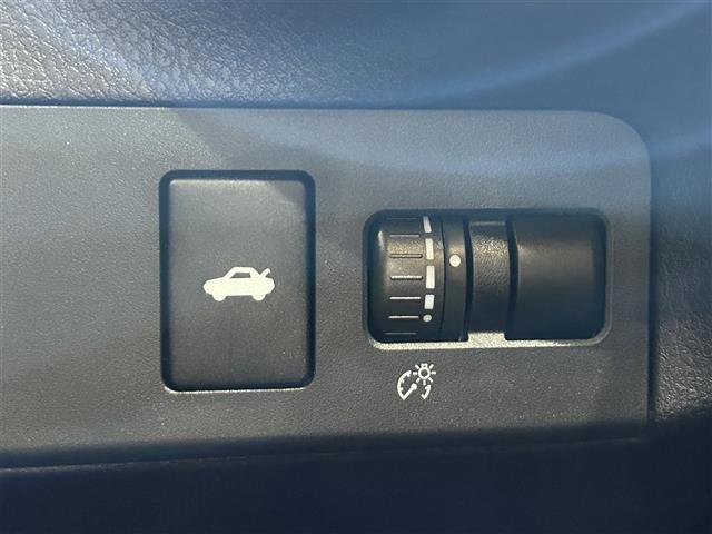 【電動格納ミラー】運転席のスイッチで、ドアミラーの開閉や角度の調整ができます。