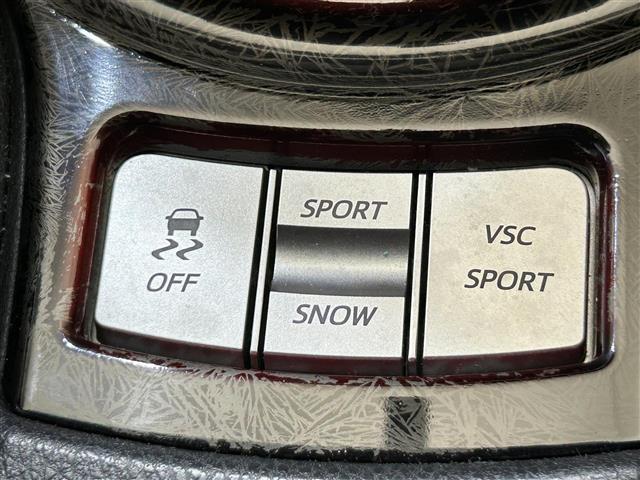 【横滑り抑制機能】雨や雪で滑りやすい路面などで横滑りが発生した時、ブレーキとエンジン出力を自動的にコントロールし、優れた車両安定性を実現します！