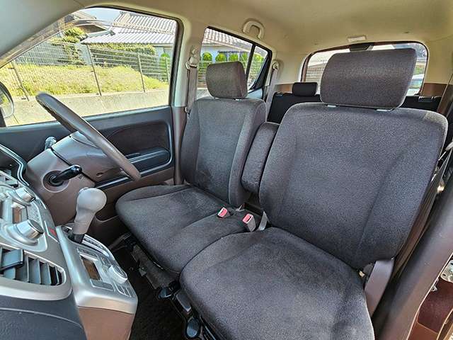 【ベンチシート】シートの幅が広くなりすっきりして見え、手元に荷物置き場のスペースを確保できます。運転席と助手席の移動も楽でスムーズに行えます。