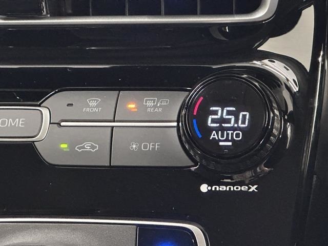 オートエアコン付きなので一度、気温を設定すれば自動的に過ごし易い温度に調整してくれますよ。　車内をいつでも快適空間にしてくれます。