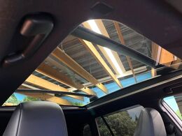 【大型サンルーフ】車内の解放感が一気に上がる大型のパノラマルーフ！季節を問わず開放的で快適なドライブをお楽しみいただけます。流通量も少なく希少価値の高い人気の装備です♪