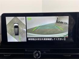 【アラウンドビューモニター】まるでクルマを真上から見下ろしたかのような視点で駐車をサポートします！クルマの斜め後ろや真横など、前後左右の4つのカメラの映像が合成されて、モニターに映し出されます。