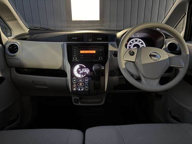 運転席内装の全体像です。もちろんクリーニング済みで、室内もキレイです。