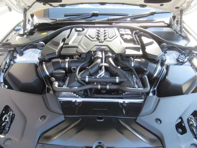 V型8気筒DOHCターボ　総排気量4394cc