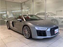 《Audi認定中古車》ならではのクオリティ、高度な訓練・教育を受けたAudi専門のメカニックがご納車前に100項目にも及ぶ精密な点検を行います。