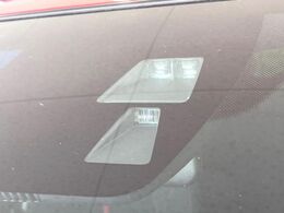 【スマートブレーキサポート】走行中に前方の車両等を認識し、衝突しそうな時は警報とブレーキで衝突回避と被害軽減をアシスト。より安全にドライブをお楽しみいただけます。