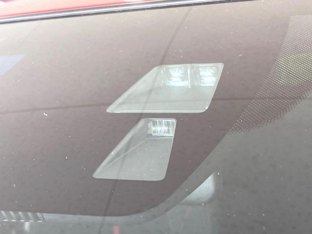 【スマートブレーキサポート】走行中に前方の車両等を認識し、衝突しそうな時は警報とブレーキで衝突回避と被害軽減をアシスト。より安全にドライブをお楽しみいただけます。