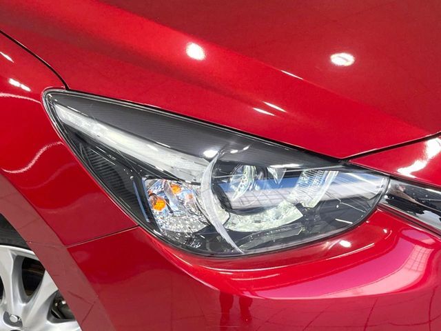 【LEDヘッドライト】悪天候や夜間走行時も良好な視界を確保し安心して運転できる高輝度LEDヘッドライトを装備！点灯速度が早く、消費電力も抑えられています。
