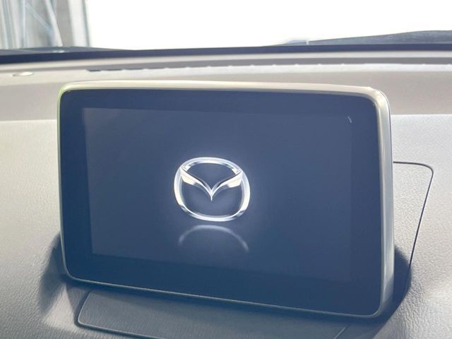 【マツダコネクトナビ】車内の雰囲気にマッチした一体型タイプのナビ。各種車輌設定やBluetooth再生等、様々な機能が楽しめます。直感的なダイヤル操作が可能で、使い勝手も良好です。