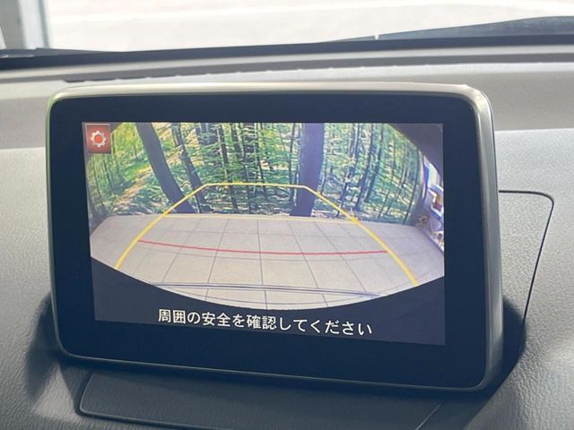 【バックカメラ】駐車時に後方がリアルタイム映像で確認できます。大型商業施設や立体駐車場での駐車時や、夜間のバック時に大活躍！運転スキルに関わらず、今や必須となった装備のひとつです！